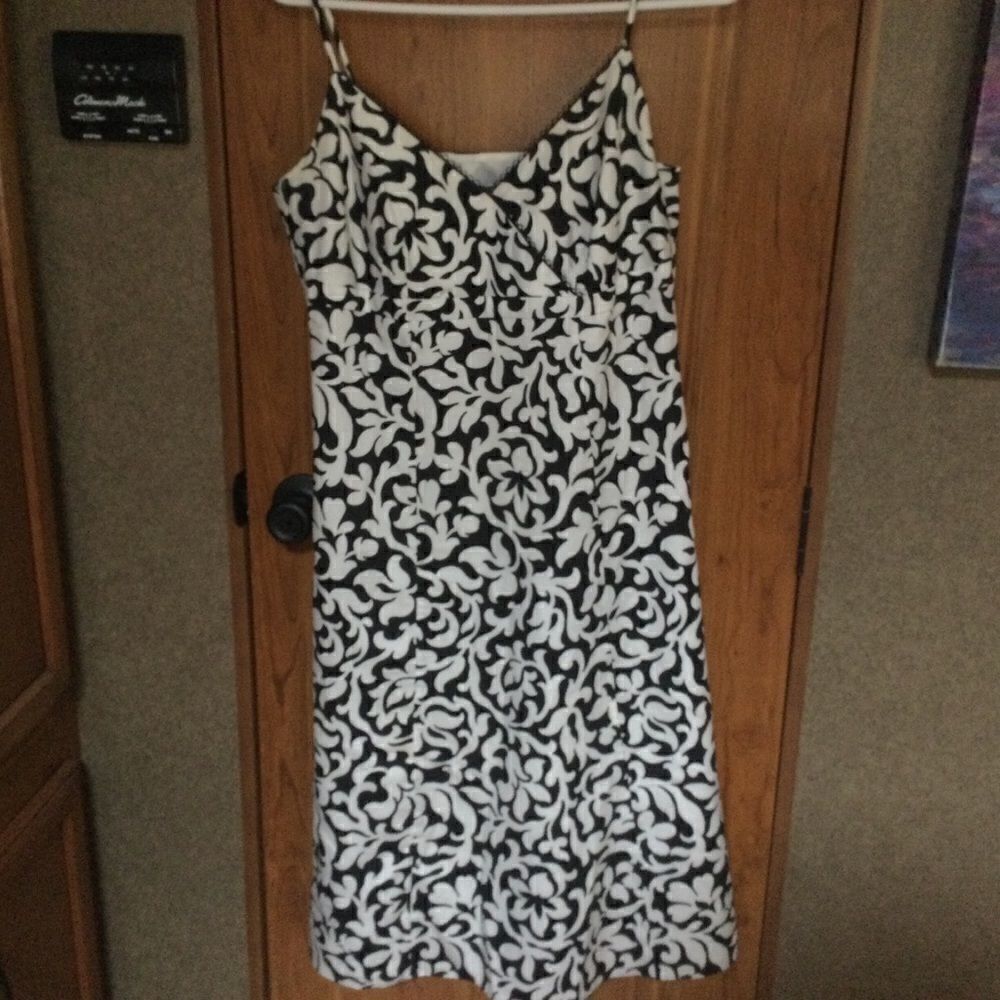 NWOT. Ann Taylor Black & White Swirl Print Dress 6